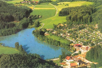 Luftaufnahme vom Platz und See | © Touristikgemeinschaft Hohenlohe e. V. | Campingplatz Neumühlsee
