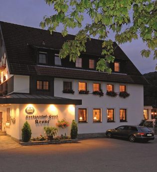 Das Hotel mit Restaurant von außen bei Nacht beleuchtet | © Touristikgemeinschaft Hohenlohe e. V. | Die Krone am Fluss Landhotel