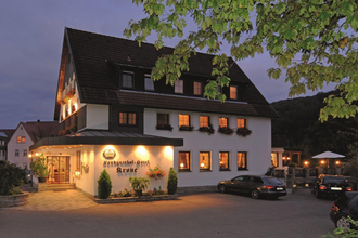 Das Hotel mit Restaurant von außen bei Nacht beleuchtet | © Touristikgemeinschaft Hohenlohe e. V. | Die Krone am Fluss Landhotel