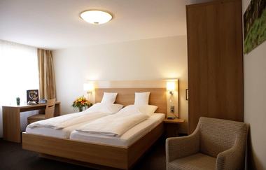 Landgasthof Hotel Krone | RadServiceStation | © Touristikgemeinschaft Hohenlohe e. V. | Die Krone am Fluss Landhotel