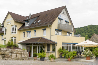 Der Landgasthof von außen mit der Terrasse | © Touristikgemeinschaft Hohenlohe e. V. | Landgasthof Lell