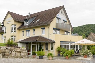 Der Landgasthof von außen mit der Terrasse | © Touristikgemeinschaft Hohenlohe e. V. | Landgasthof Lell