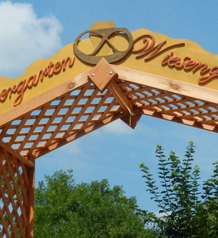 Hölzernes Eingangstor Landgasthof Wiesengrund