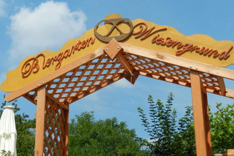 Hölzernes Eingangstor Landgasthof Wiesengrund