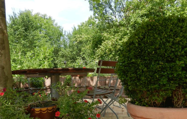 Garten Landgasthof Wiesengrund mit Gartentisch und Stuhl