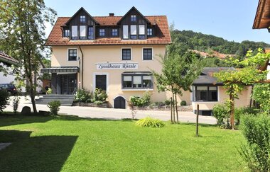 Das Rössle von außen mit schönem grünen Garten davor | © Touristikgemeinschaft Hohenlohe e. V.