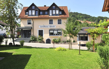 Das Rössle von außen mit schönem grünen Garten davor | © Touristikgemeinschaft Hohenlohe e. V.