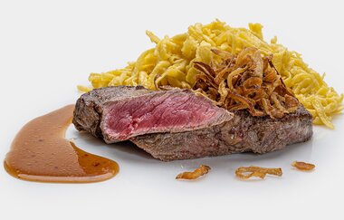 Landhaus Wolf Bistro s´Bähnle in Schwäbisch Hall: Schwäbischer Zwiebelrostbraten, hausgemachte Spätzle, Zwiebel | © Hohenlohe Schwäbisch Hall