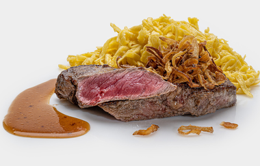 Landhaus Wolf Bistro s´Bähnle in Schwäbisch Hall: Schwäbischer Zwiebelrostbraten, hausgemachte Spätzle, Zwiebel | © Hohenlohe Schwäbisch Hall
