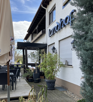 Eingang und Außenbereich des Landhofs