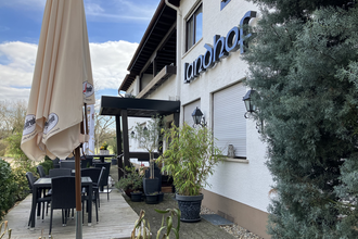 Eingang und Außenbereich des Landhofs