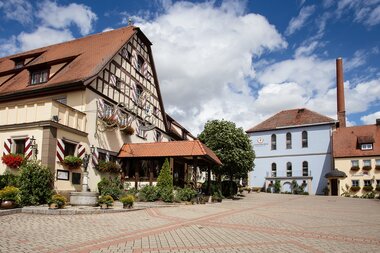 Außenansicht der Brauerei Landwehr-Bräu  in Steinsfeld. Das Haus ist im Fachwerkstil errichtet. | © Unbekannt