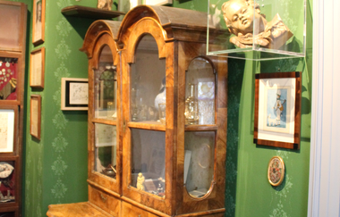 Biedermeiervitrine in der Sammlung Langbein | © TG Odenwald