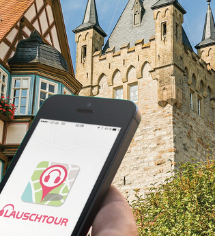 Smartphone mit Lauschtour vor dem Blauen Turm | © Stadt Bad Wimpfen