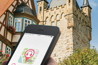 Smartphone mit Lauschtour vor dem Blauen Turm | © Stadt Bad Wimpfen