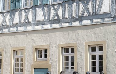 Blick auf Kunstwerk "Persil bleibt Persil" vor dem Güglinger Rathaus | © Neckar-Zaber-Tourismus e.V.