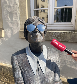 Kunstwerk "Persil bleibt Persil" mit rotem Mikrofon von "Lauschtour" in Güglingen | © Neckar-Zaber-Tourismus e.V.