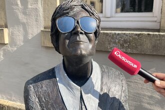 Kunstwerk "Persil bleibt Persil" mit rotem Mikrofon von "Lauschtour" in Güglingen | © Neckar-Zaber-Tourismus e.V.