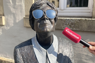 Kunstwerk "Persil bleibt Persil" mit rotem Mikrofon von "Lauschtour" in Güglingen | © Neckar-Zaber-Tourismus e.V.