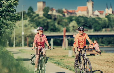 Radfahrer auf dem Neckartal-Radweg mit Silhouette im Hintergrund | © Stadt Bad Wimpfen