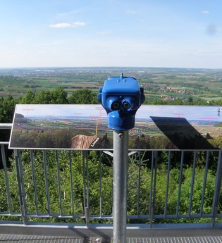 Auf der Plattform gibt es ein blaues Fernglas, in dem man in die Weite schauen kann | © Touristikgemeinschaft Hohenlohe e. V. | Marion Schlund