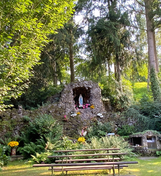 Die Grotte ist ein Freiluftort mit Bäumen und Bänken | © Touristikgemeinschaft Hohenlohe e. V. | Marion Schlund