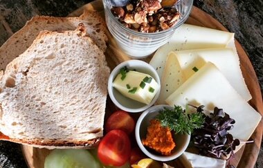 Frühstücksteller mit Brot, Käse und Gemüse