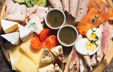 Vesperbrett mit Wurst, Käse, Ei und Gemüse