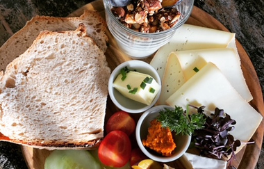 Frühstücksteller mit Brot, Käse und Gemüse