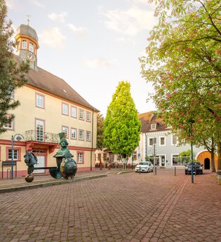 Marktplatz Mingolsheim mit altem Rathaus
