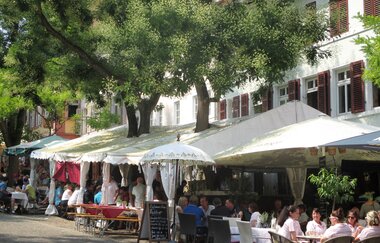 Zelte mit Sitzgelegenheiten auf dem Marktplatz. | © Maria Zimmermann