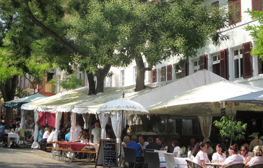 Zelte mit Sitzgelegenheiten auf dem Marktplatz. | © Maria Zimmermann