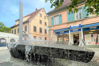 Das Wasser plätschert vom Marktplatzbrunnen runter