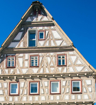 Fachwerkhaus in Besigheim vor blauem Himmel. | © Stuttgart-Marketing GmbH, Sarah Schmid