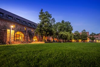 Innenhof Marstall mit Liegewiese | © Heidelberg Marketing GmbH / Tobias Schwerdt