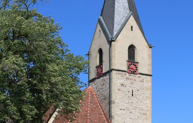 Martinskirche Ottendorf mit Kirchturm und blauem Himmel. | © Petra Natzkowski