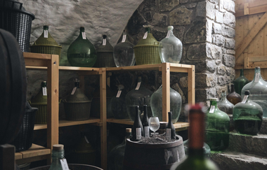 Tradition in Glas – der Gewölbekeller des Mayerhofs bewahrt flüssige Schätze. | © Tourimia Tourismus GmbH