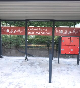 RadSERVICE-Punkt mit Reparatursäule und Akkuladestation. | © Touristikgemeinschaft Hohenlohe e. V.