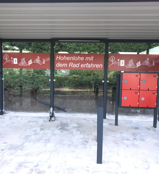 RadSERVICE-Punkt mit Reparatursäule und Akkuladestation. | © Touristikgemeinschaft Hohenlohe e. V.