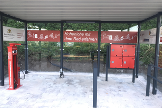 RadSERVICE-Punkt mit Reparatursäule und Akkuladestation. | © Touristikgemeinschaft Hohenlohe e. V.