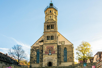 Kirche St. Michael in Schwäbisch Hall mit umliegenden Fachwerkhäusern bei Sonnenschein. | © Stuttgart-Marketing GmbH, Sarah Schmid