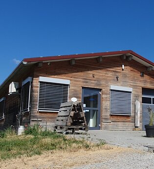 Der Verkaufsraum ist ein Holzbau | © Touristikgemeinschaft Hohenlohe e. V. | Milchhandwerk Marlach