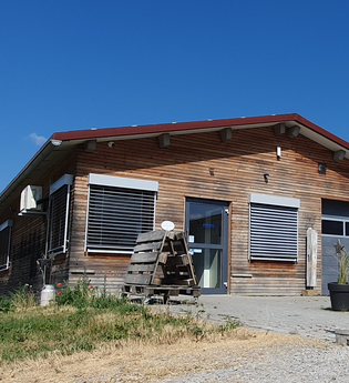 Der Verkaufsraum ist ein Holzbau | © Touristikgemeinschaft Hohenlohe e. V. | Milchhandwerk Marlach