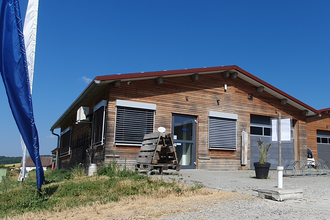 Der Verkaufsraum ist ein Holzbau | © Touristikgemeinschaft Hohenlohe e. V. | Milchhandwerk Marlach