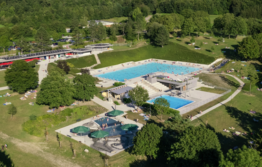 Luftaufnahme des Mineralfreibads Gaildorf mit Schwimmbecken und Liegewiesen, umgeben von Bäumen. | © Stadt Gaildorf