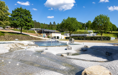 Kinderbereich im Mineralfreibad Gaildorf mit Wasserspielen und grüner Umgebung. | © Stadt Gaildorf