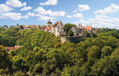 Fachwerkwerkhäuser von Vellberg thronen hoch über dem grünen Bühlertal | © Hohenlohe + Schwäbisch Hall Tourismus e. V.
