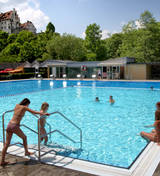 Schwimmbecken des Freibads in Vellberg vor der Altstadtkulisse | © Hohenlohe Schwäbisch Hall