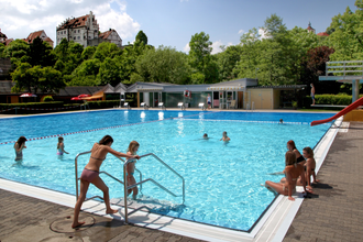 Schwimmbecken des Freibads in Vellberg vor der Altstadtkulisse | © Hohenlohe Schwäbisch Hall
