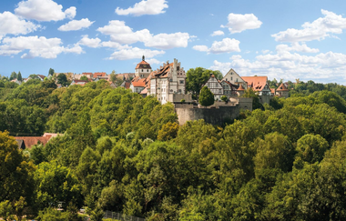 Fachwerkwerkhäuser von Vellberg thronen hoch über dem grünen Bühlertal | © Hohenlohe + Schwäbisch Hall Tourismus e. V.